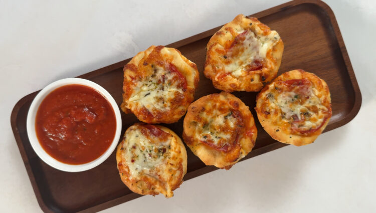 Super Cheesy Pizza Bites image